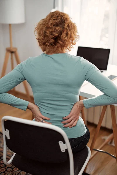 患有髋部 脊柱痉挛 抽筋和疼痛的妇女 因家里的烦恼和问题而工作 — 图库照片