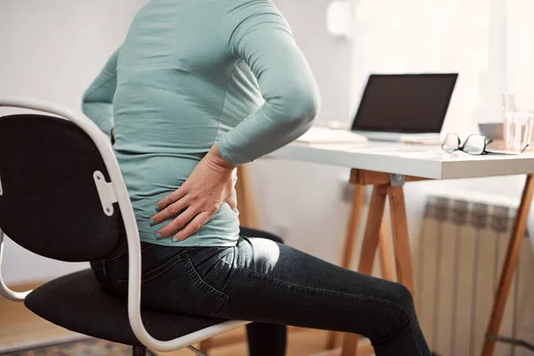 Mujer Con Cadera Espalda Espasmo Columna Vertebral Calambre Dolor Trabajando —  Fotos de Stock