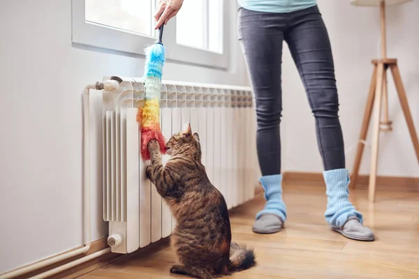 Kvinna Med Dammpinne Rengöring Centralvärme Gas Radiator Hemma — Stockfoto