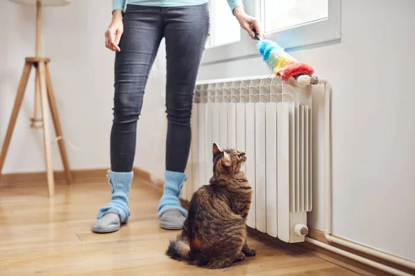 Kvinna Med Dammpinne Rengöring Centralvärme Gas Radiator Hemma — Stockfoto