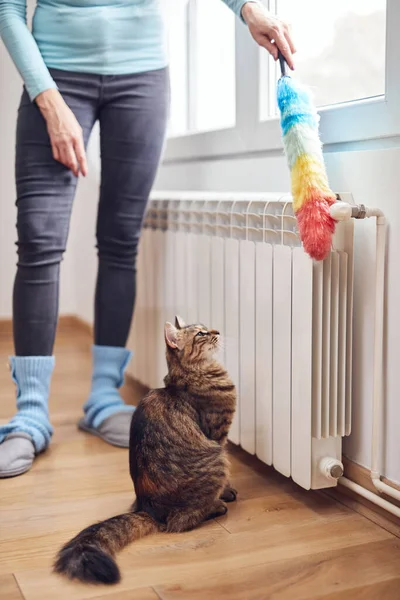 Vrouw Met Een Stofstick Schoonmaken Centrale Verwarming Gas Radiator Thuis — Stockfoto