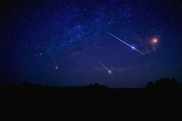 Sylwetka Krajobrazu Wieczornego Nieba Półksiężycowym Zaćmieniem Meteorem Spadającą Gwiazdą Drogą — Zdjęcie stockowe