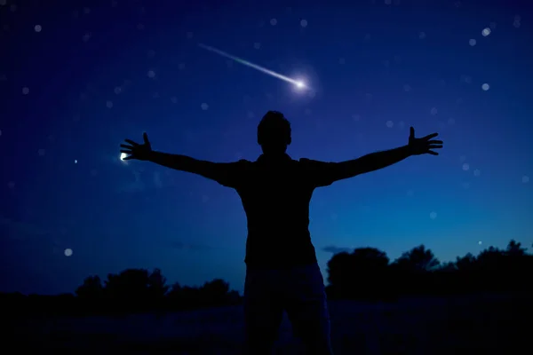 Silhouette Homme Jouissant Une Campagne Sous Ciel Étoilé — Photo