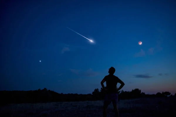 Silueta Muže Který Užívá Krajiny Pod Hvězdnou Oblohou — Stock fotografie