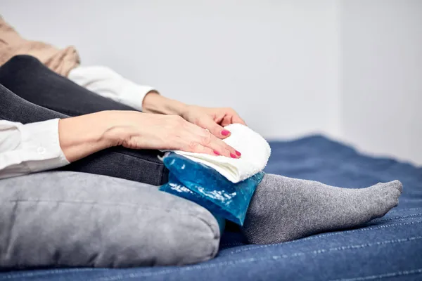 Mujer Con Espasmo Calambre Esguince Tobillo Dislocado Tendón Roto Dolor — Foto de Stock
