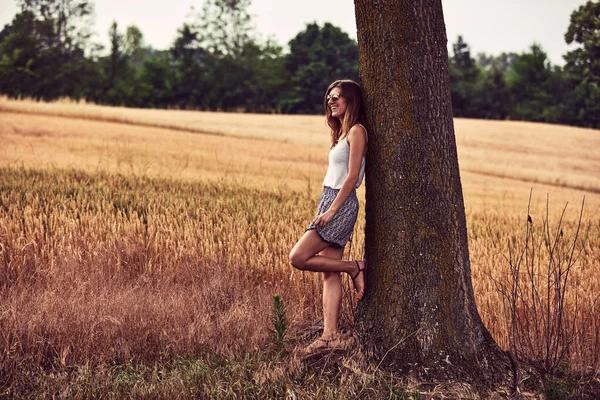 Žena Objímající Objímající Strom Přírodě — Stock fotografie