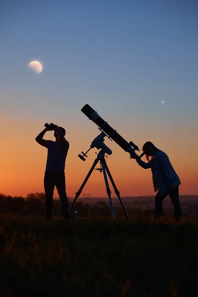 Пара Зірок Зливаються Разом Астрономічним Телескопом Дивляться Планети Зірки Місячне — стокове фото