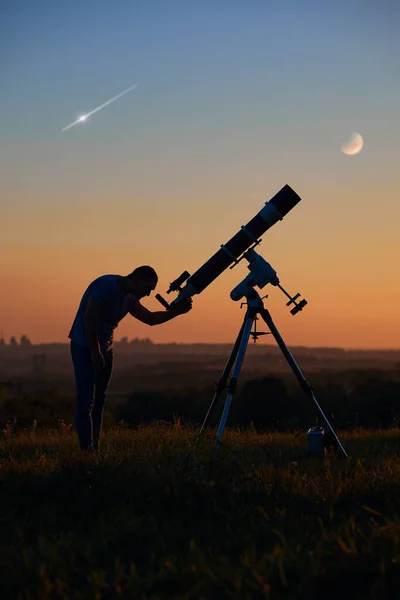 Silhouette Homme Télescope Astronomique Campagne Éclipse Lunaire Pluie Météores — Photo