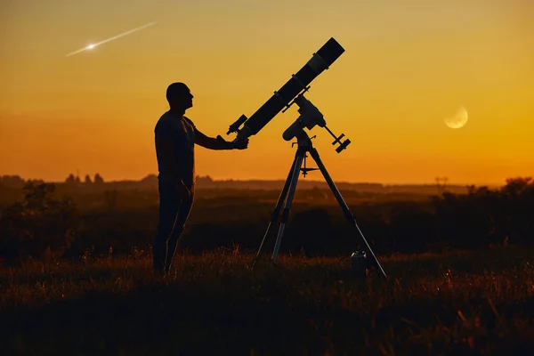 Silhouette Uomo Telescopio Astronomico Campagna Eclissi Lunare Pioggia Meteoriti — Foto Stock