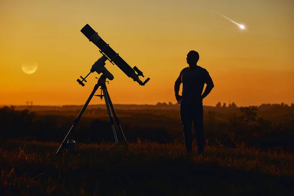 Férfi Sziluett Csillagászati Teleszkóp Vidék Holdfogyatkozás Meteorzápor — Stock Fotó
