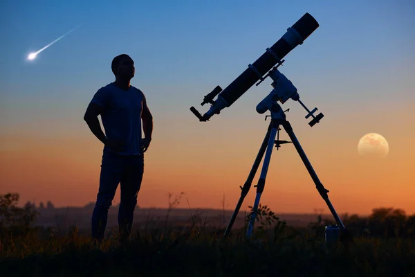 Silhouette Uomo Telescopio Astronomico Campagna Eclissi Lunare Pioggia Meteoriti — Foto Stock