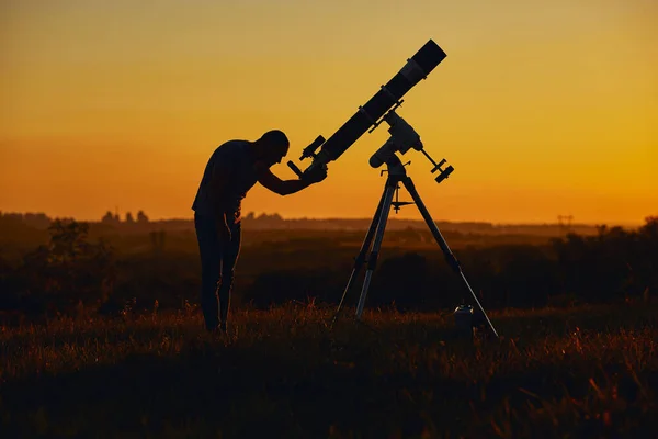 Egy Ember Sziluettje Csillagászati Távcső Táj — Stock Fotó