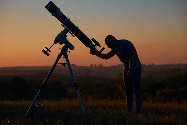 Silueta Hombre Telescopio Astronómico Campo —  Fotos de Stock