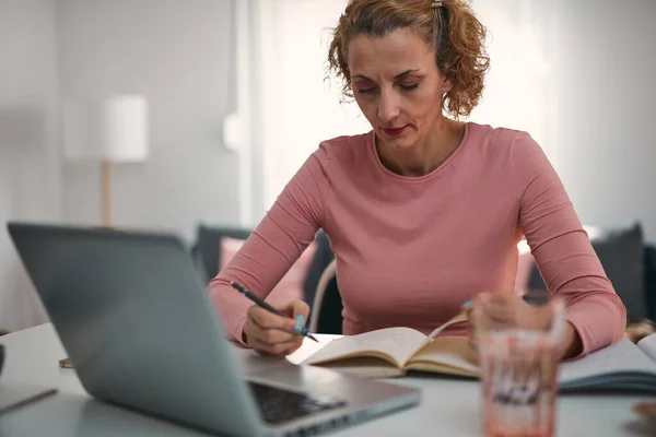 Mujer Años Trabajando Desde Sala Estar Casa —  Fotos de Stock