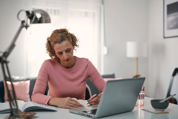 Mujer Años Trabajando Desde Sala Estar Casa —  Fotos de Stock