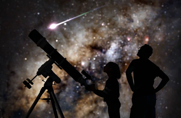 Silhuetter Far Dotter Och Astronomiskt Teleskop Stjärnhimmel — Stockfoto