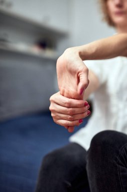 Kolu, eli, bileği ve bağ sorunu olan bir kadın..