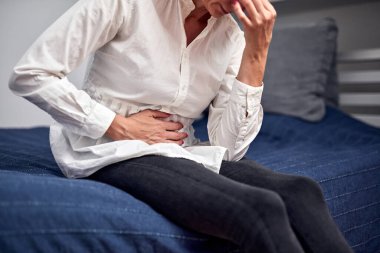 Evde karnı ağrıyan bir kadın..