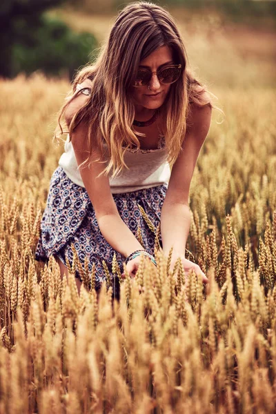 Молода Жінка Пшеничному Полі — стокове фото