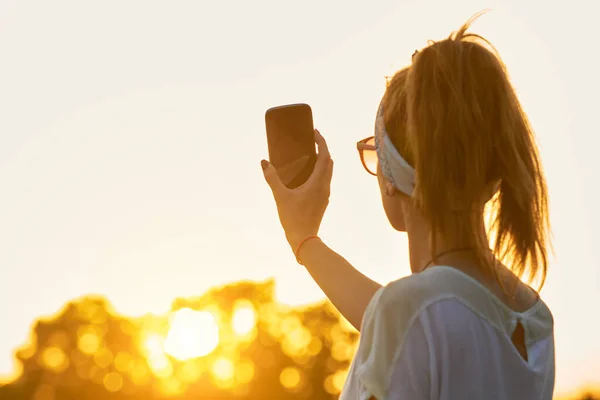 Женщины Используют Современные Смартфоны Открытом Воздухе — стоковое фото