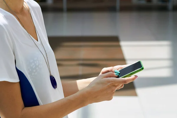 Vrouw Met Moderne Smartphone Buiten — Stockfoto