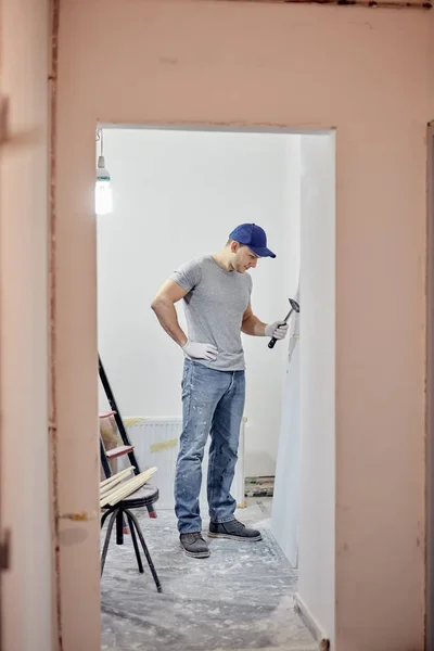Joven Adulto Hombre Pintura Fijación Diy Presupuesto Renovación Nuevo Apartamento — Foto de Stock