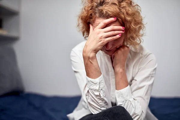 Жінка Головним Болем Похміллям Проблемами Психіки Депресії Сидить Ліжку Вдома — стокове фото