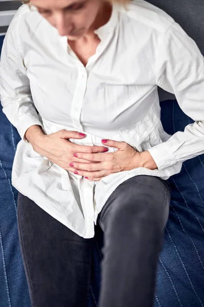 Mujer Con Fuerte Dolor Estómago Casa —  Fotos de Stock