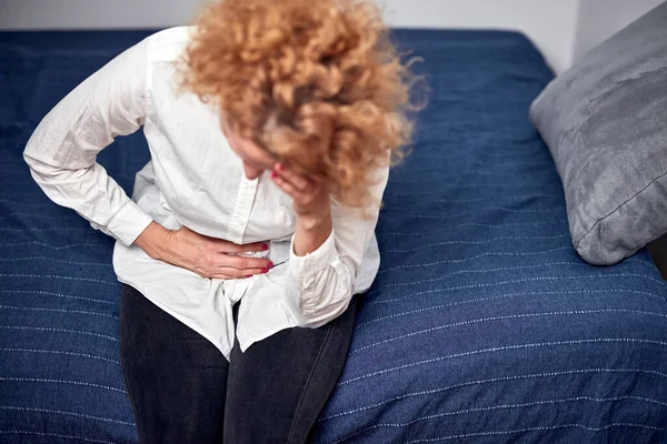 Mujer Con Fuerte Dolor Estómago Casa —  Fotos de Stock