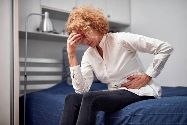 Mujer Con Fuerte Dolor Estómago Casa —  Fotos de Stock