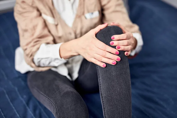 Mujer Con Espasmo Calambre Esguince Rodilla Dislocada Tendón Roto Dolor — Foto de Stock