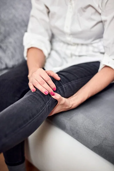 Mujer Con Espasmo Calambre Esguince Dislocación Rodilla Dolor Articular Ejercicio — Foto de Stock