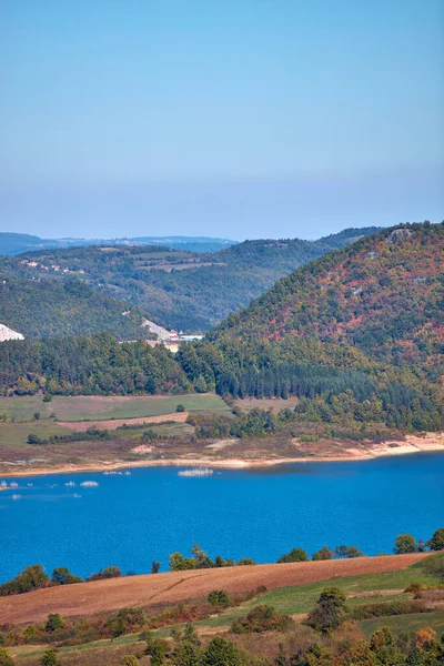 Vew Krajiny Jezera Rovní Srbsko Kopcovité Krajiny Podzimních Barvách — Stock fotografie