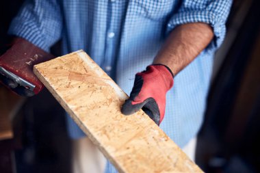 İnsan mobilya montajı ve tamir - hobi konsepti.