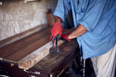 İnsan mobilya montajı ve tamir - hobi konsepti.