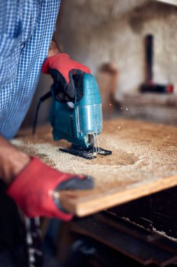 İnsan mobilya montajı ve tamir - hobi konsepti.