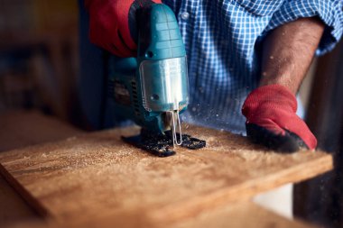 İnsan mobilya montajı ve tamir - hobi konsepti.