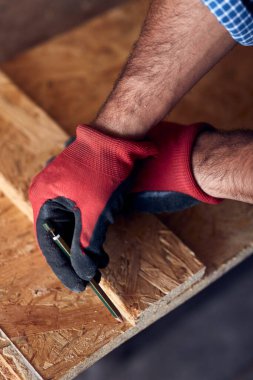 İnsan mobilya montajı ve tamir - hobi konsepti.