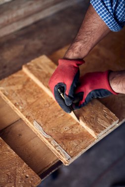 İnsan mobilya montajı ve tamir - hobi konsepti.