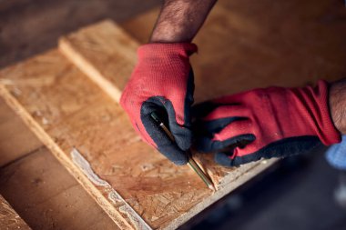 İnsan mobilya montajı ve tamir - hobi konsepti.