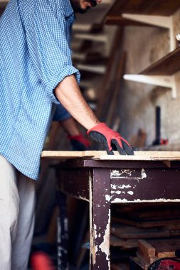 İnsan mobilya montajı ve tamir - hobi konsepti.