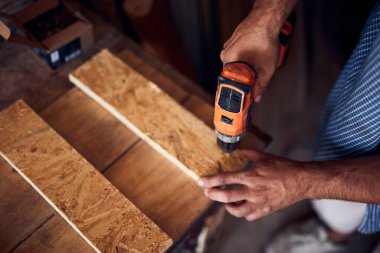 İnsan mobilya montajı ve tamir - hobi konsepti.