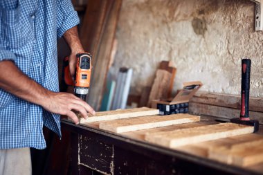 İnsan mobilya montajı ve tamir - hobi konsepti.