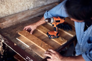 İnsan mobilya montajı ve tamir - hobi konsepti.