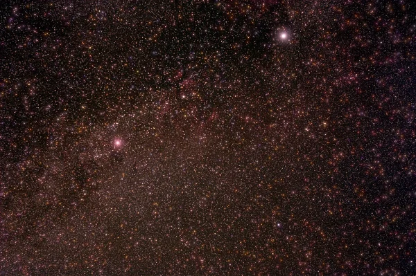 银河之星和星空拍下的照片 长期暴露在遥远的郊区黑暗中 — 图库照片