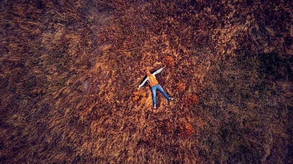 Veduta Aerea Drone Uomo Sdraiato Autunno Erba Colorata — Foto Stock