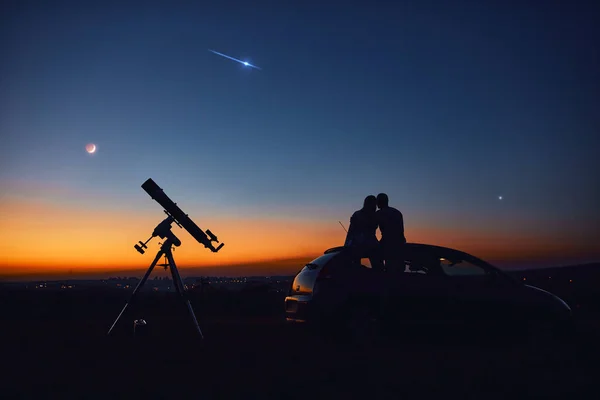 Paar Starrt Zusammen Mit Einem Astronomischen Teleskop — Stockfoto