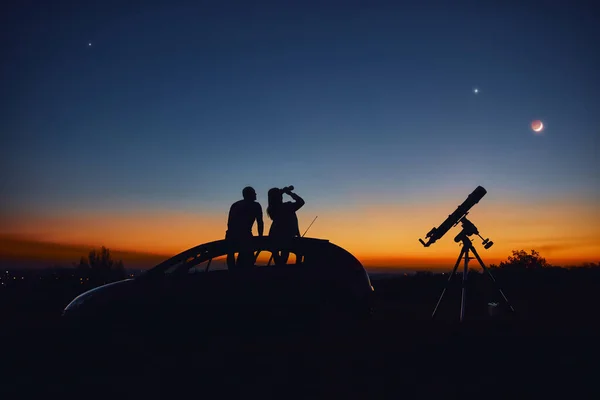 Пара Зореутворення Разом Астрономічним Телескопом — стокове фото