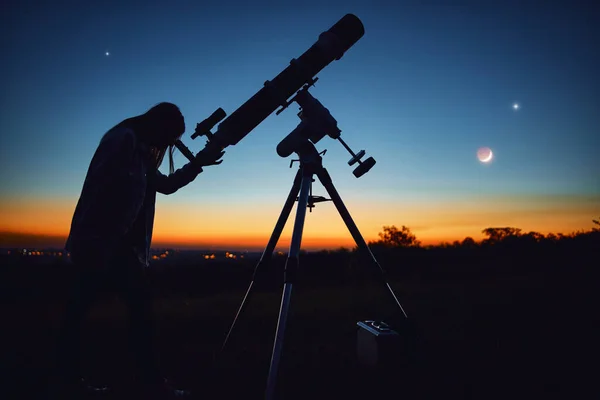 Silueta Mujer Telescopio Campo Bajo Cielo Estrellado —  Fotos de Stock