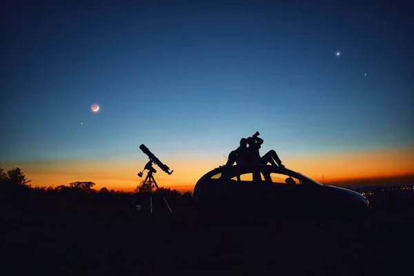 Párové Pozorování Hvězd Spolu Astronomickým Dalekohledem — Stock fotografie